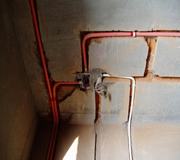 強電線用黃顏色PVC管外包,弱電線用白顏色PVC管外包